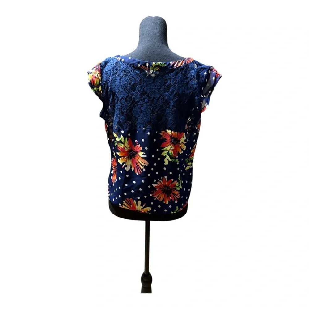 Love to be Loved summer blouse with a tie in the front. - Picture 5 of 6